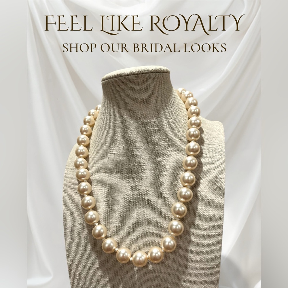 N145 Elegant Knotted Pearl Necklace Looks great on everyone Perfect for Brides